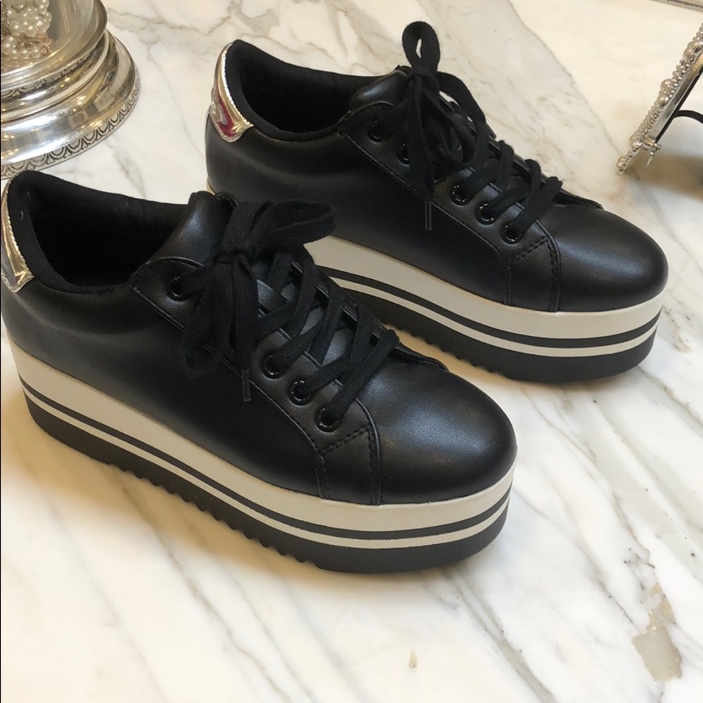 Size 6.5 Steve Madden platform sneakers